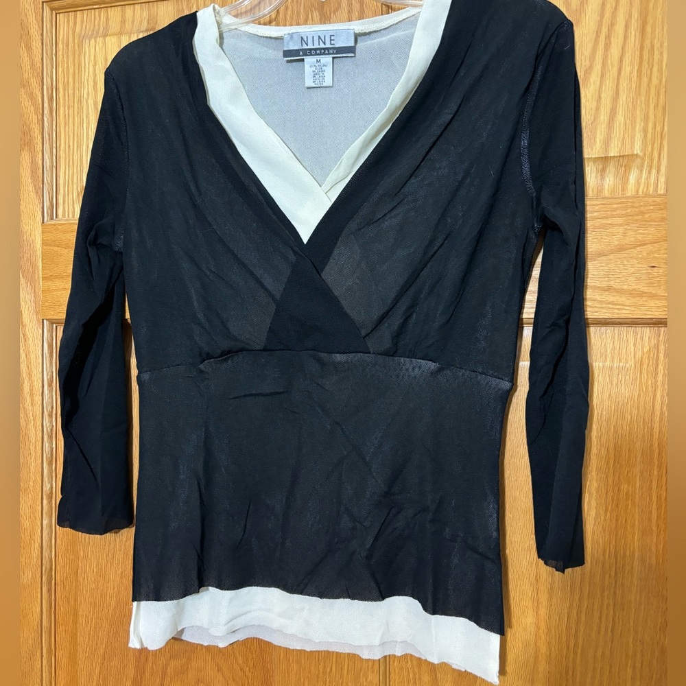NINE & Company black and cream v-neck 3/4 sleeve fitted top